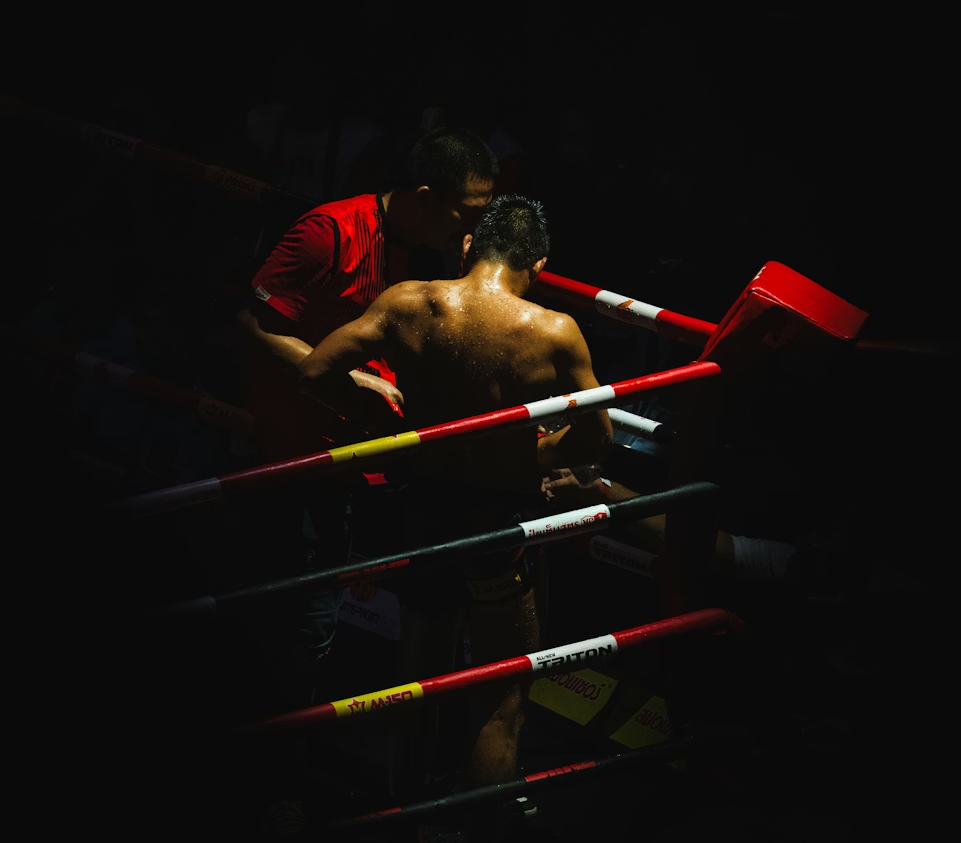 Boxeador en esquina del ring